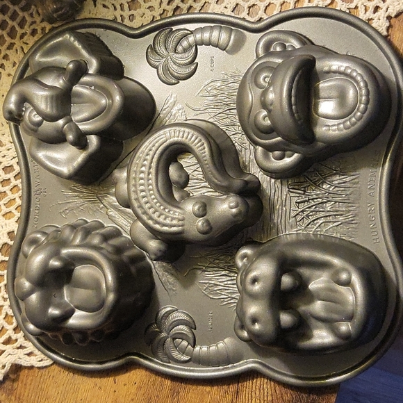 Williams Sonoma Other - Williams Sonoma Nordic Ware Hungry Animal Pan EUC